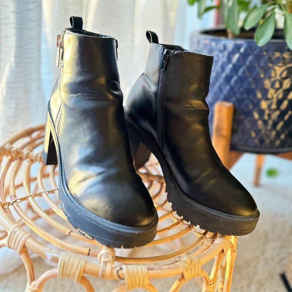 Steve Madden Turbo Heel Boots in Black in size 7